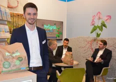 Simon Kalinowski and in the background Dirk Mühlenweg with Knauf. Simon is showing their new product Perligran Organic.